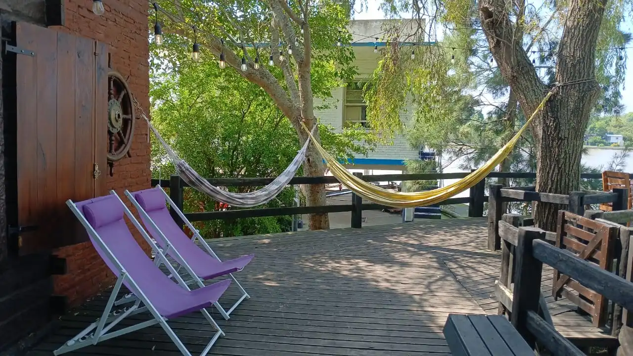 Deck privado con vista al río