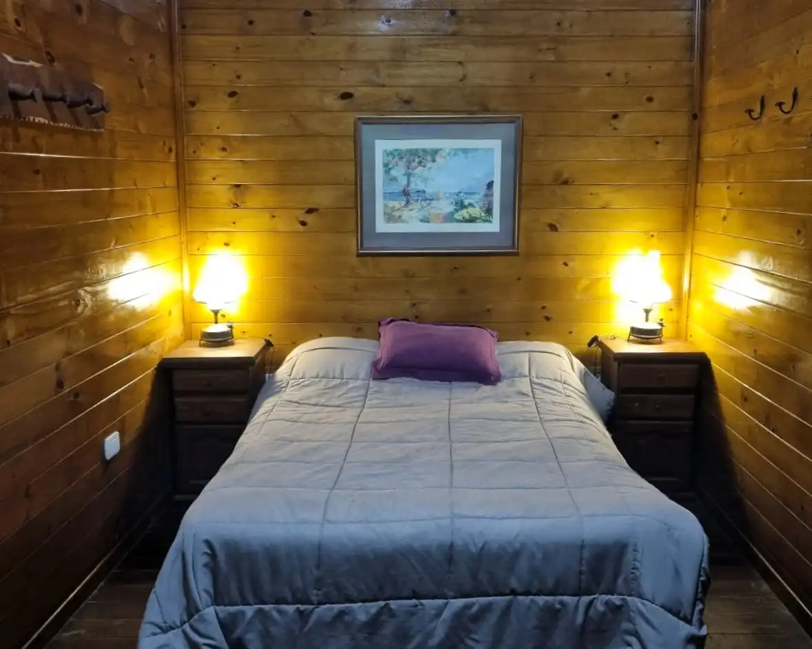 Habitación matrimonial con cama de 2 plazas y vista al río